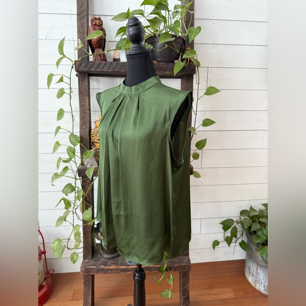 Elementz Lush Olive Green Pleated Blouse with Keyhole Backing - Picture 7 of 16